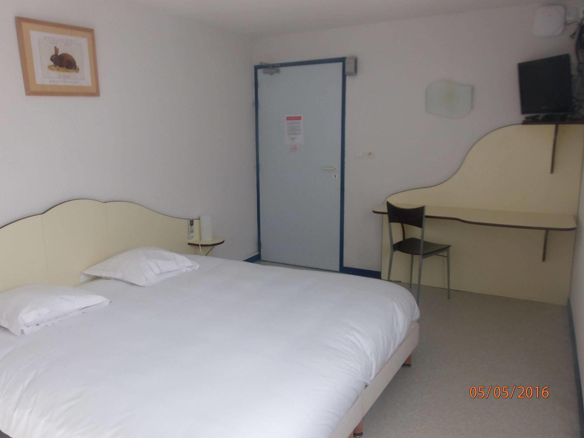 Hotel Le Saint Pierre Moncoutant Zewnętrze zdjęcie